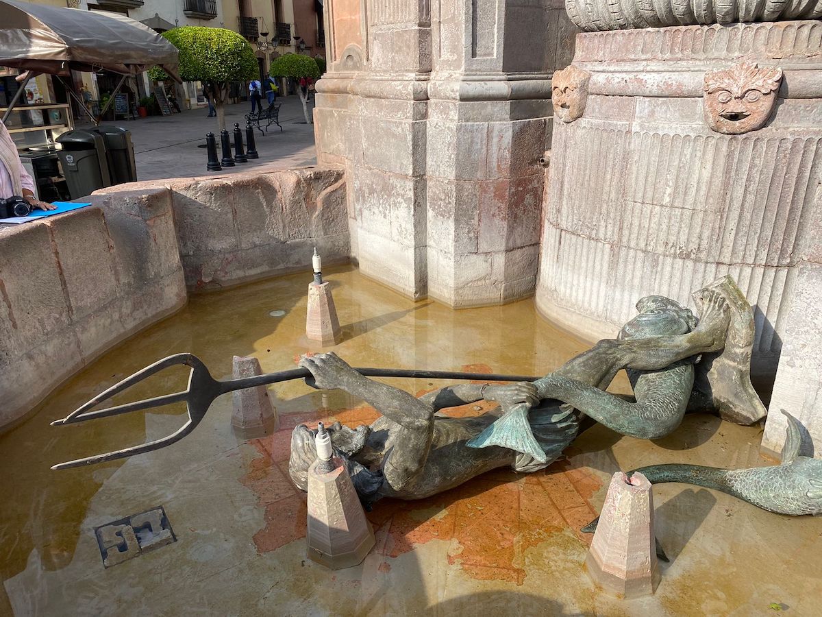Video. Vandalizan la Fuente de Neptuno en Querétaro
