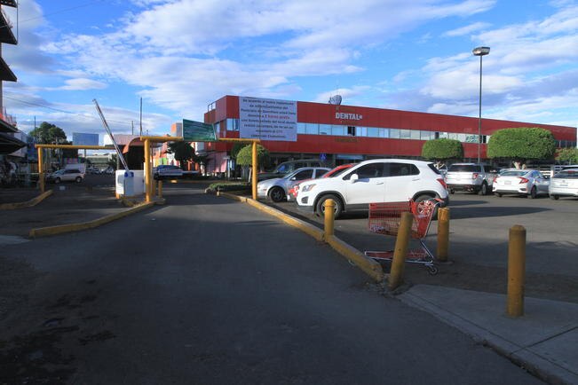 Pasa estacionamiento a manos de locatarios