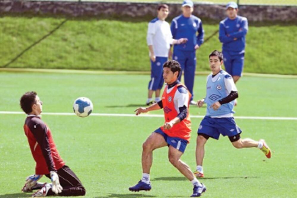 Aceptan en Cruz Azul urgencia de triunfos