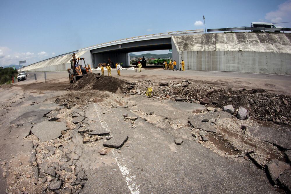 La carretera 57 fue una de las más dañadas; el agua de las precipitaciones alcanzó 70 centímetros de altura (LUIS SÁNCHEZ)