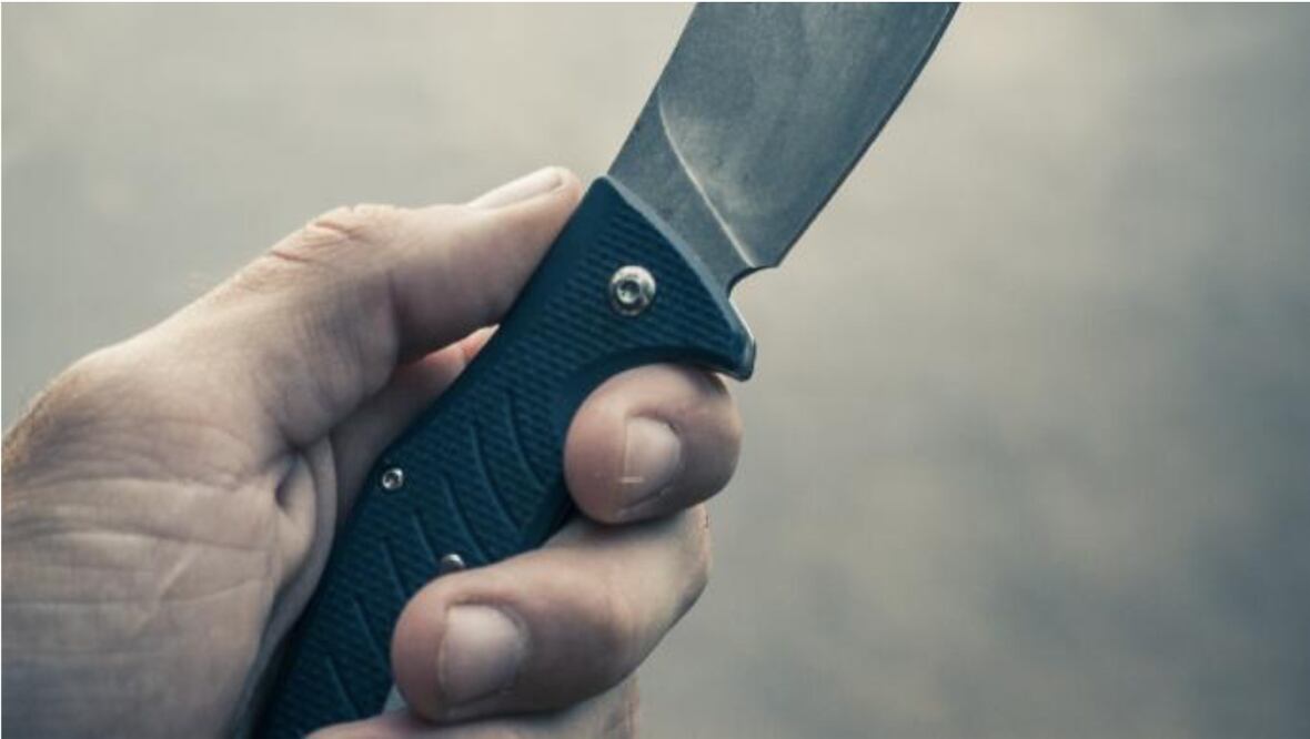 Novio celoso apuñala a joven, lo dan de alta en Hospital de Xoco y muere en su casa, en CDMX