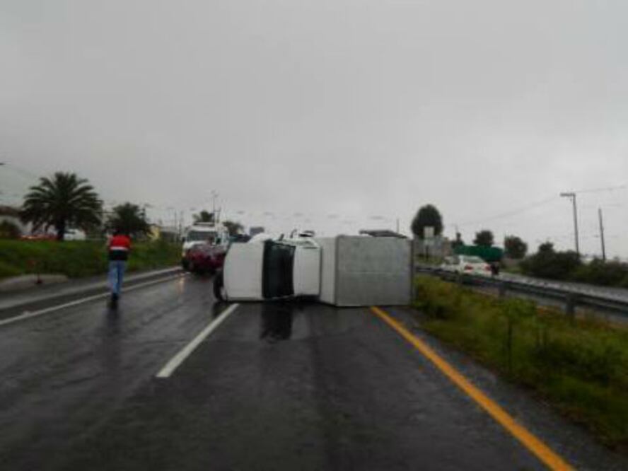 Lluvia provoca choques