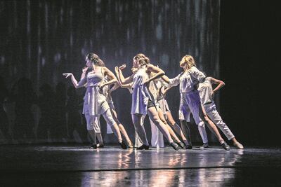 Con danza protestan contra el muro que pretende construir Donald Trump