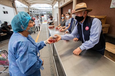 Jitomate, ate de guayaba, queso y mazapán de amaranto, para agradecer labor médica