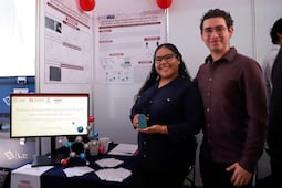 Alumnos de la UAQ crean dispositivo que mide el ácido úrico