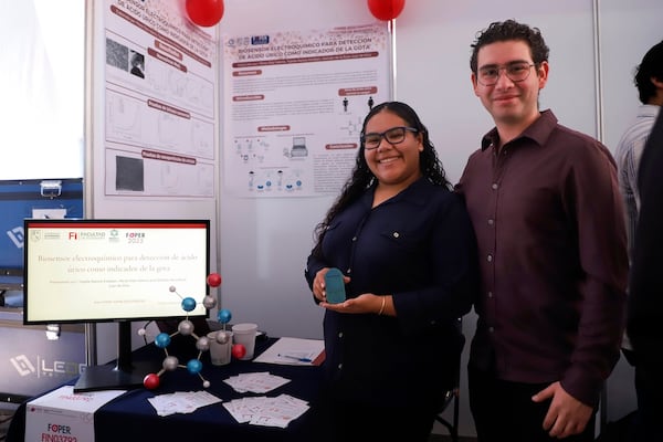 Alumnos de la UAQ crean dispositivo que mide el ácido úrico