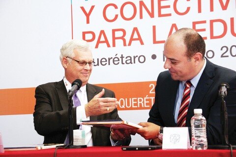 Firman convenio con universidad de EU