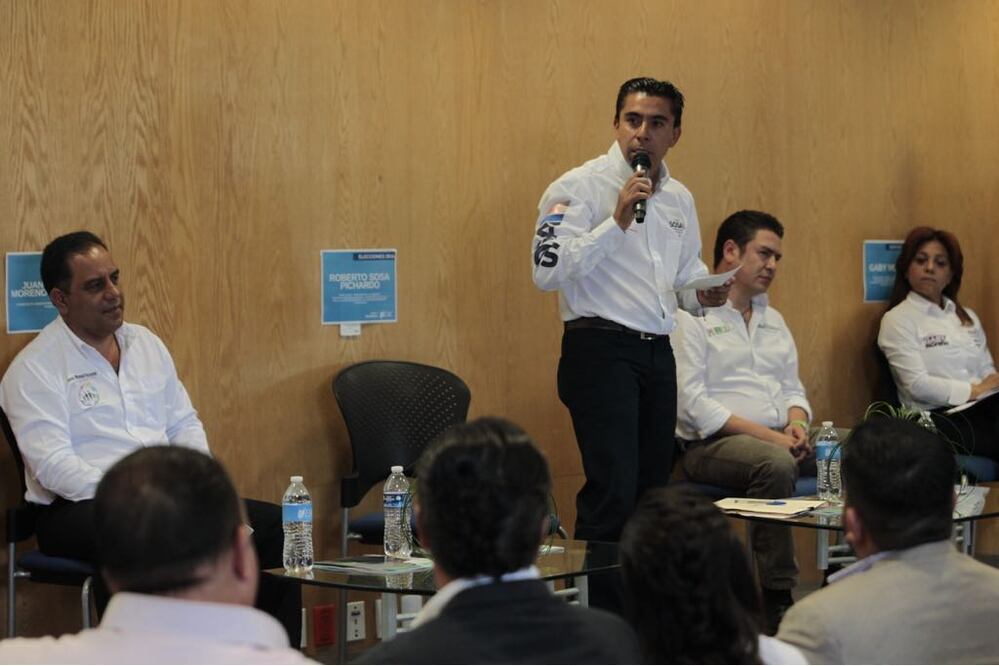 Roberto Sosa tomando palabra en el encuentro. FOTO: DEMIAN CHÁVEZ