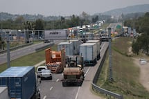 Manifestantes retienen y “secuestran” unidad de transporte comunitario municipal durante bloqueo en la Querétaro-SLP