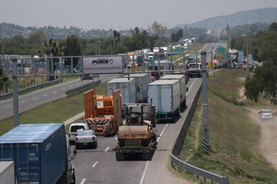 Manifestantes retienen y “secuestran” unidad de transporte comunitario municipal durante bloqueo en la Querétaro-SLP