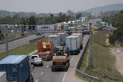 Manifestantes retienen y “secuestran” unidad de transporte comunitario municipal durante bloqueo en la Querétaro-SLP