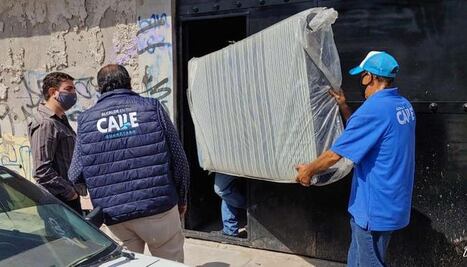 Tras la lluvia, entregan colchones en Laderas de San Pedro