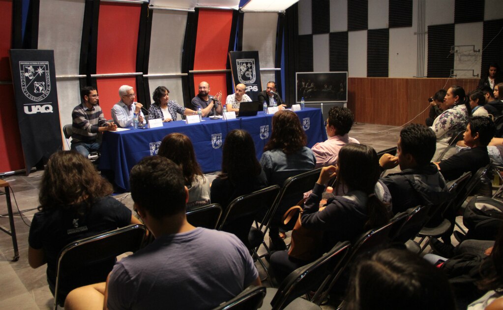 Periodistas imparten taller en la UAQ