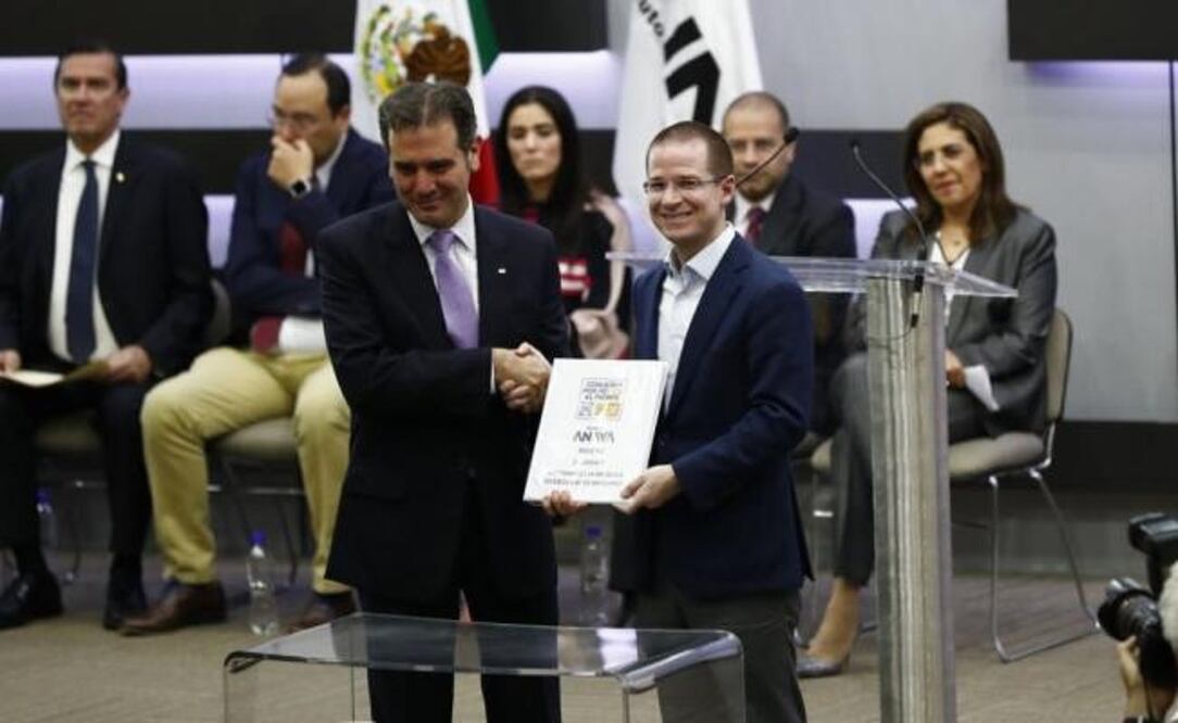 Los dirigentes de PAN, Damián Zepeda, del PRD, Manuel Granados y de Movimiento Ciudadano, Dante Delgado, arroparon al abanderado de la Coalición. (FOTO: YADIN XOLALPA. EL UNIVERSAL)