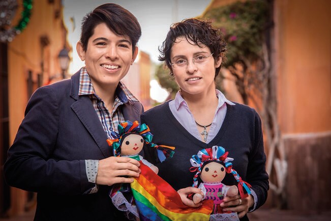 Juez casa a dos mujeres y lo despiden