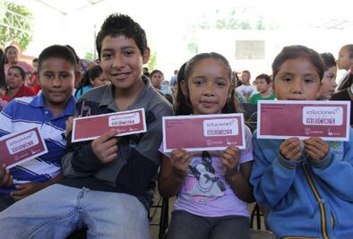Entregan becas en la sierra