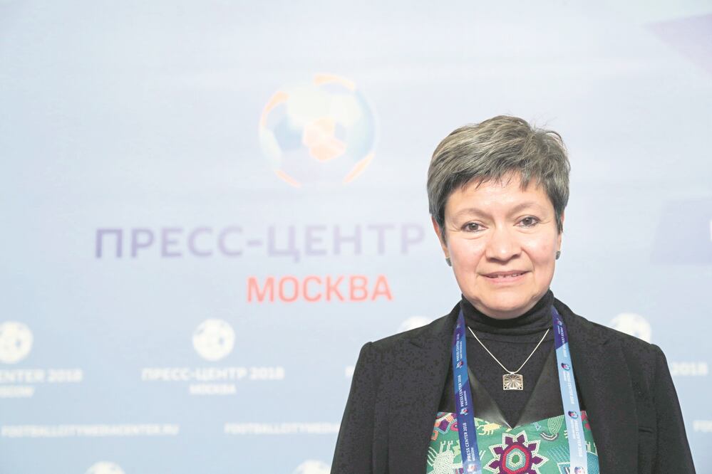 La diplomática Norma Pensado da recomendaciones a los visitantes. Foto: Luis Cortés