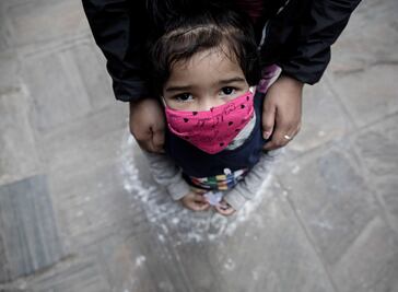 Una niña de 4 años y dos adultos mayores de 80, entre los casi 100 nuevos contagios de Covid-19