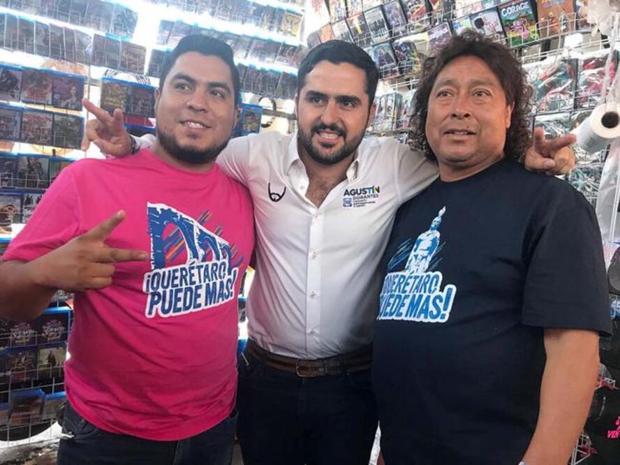 Agustín Dorantes, abanderado del PAN al IV Distrito local, visitó a los habitantes de la colonia Bosques del Acueducto.