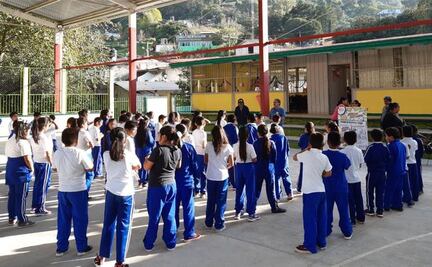 Premian a niños ganadores por concurso literario