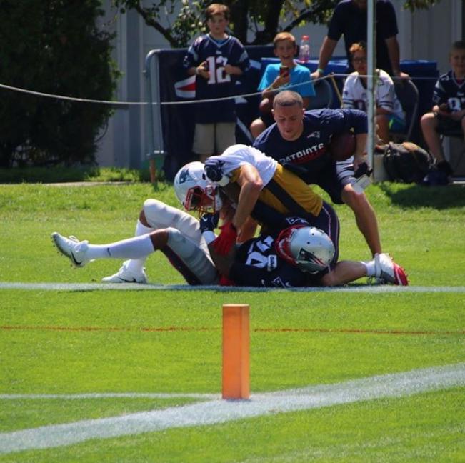 Los rijosos se fueron al suelo en la zona de anotación en las prácticas; fueron separados y luego expulsados (USA TODAY SPORTS)