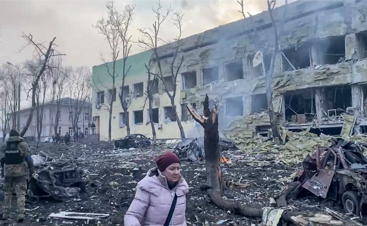 "¡Es una atrocidad!": Volodimir Zelensky difunde imágenes de hospital infantil atacado