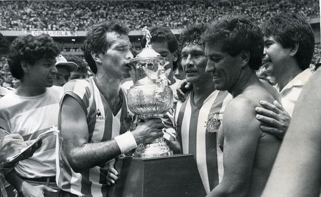 Fernando Quirarte (izq.) será uno de los que van a participar en este partido del recuerdo, que reunirá a grandes ex jugadores de ambos cuadros (ARCHIVO. EL UNIVERSAL)