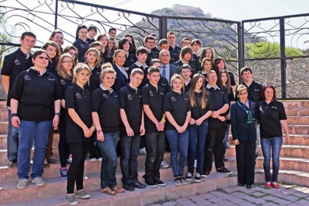 Reciben a estudiantes franceses