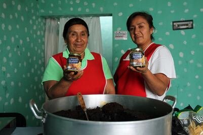 Receta de generaciones. Jovita deleita con el sabor de su mole