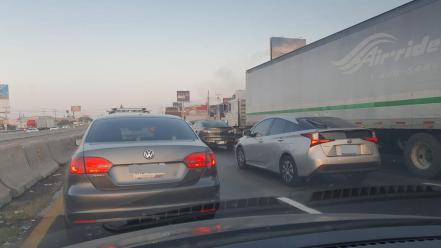 Se incendia tráiler en la autopista México-Querétaro; el tránsito está detenido