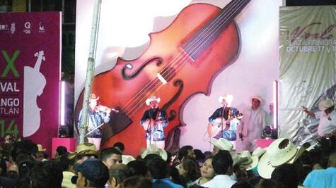 Asisten 3 mil personas a festival de huapango