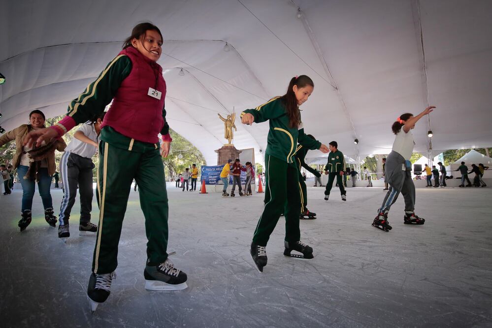 Inauguran pista de hielo en la Alameda Hidalgo