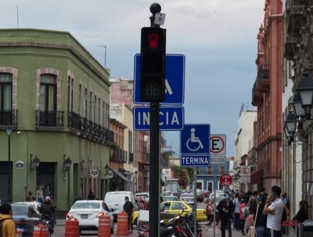 Querétaro pone a la muñequita Lele en los semáforos del Centro Histórico