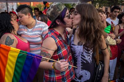 Se violan derechos humanos al no publicar bodas gay: activista