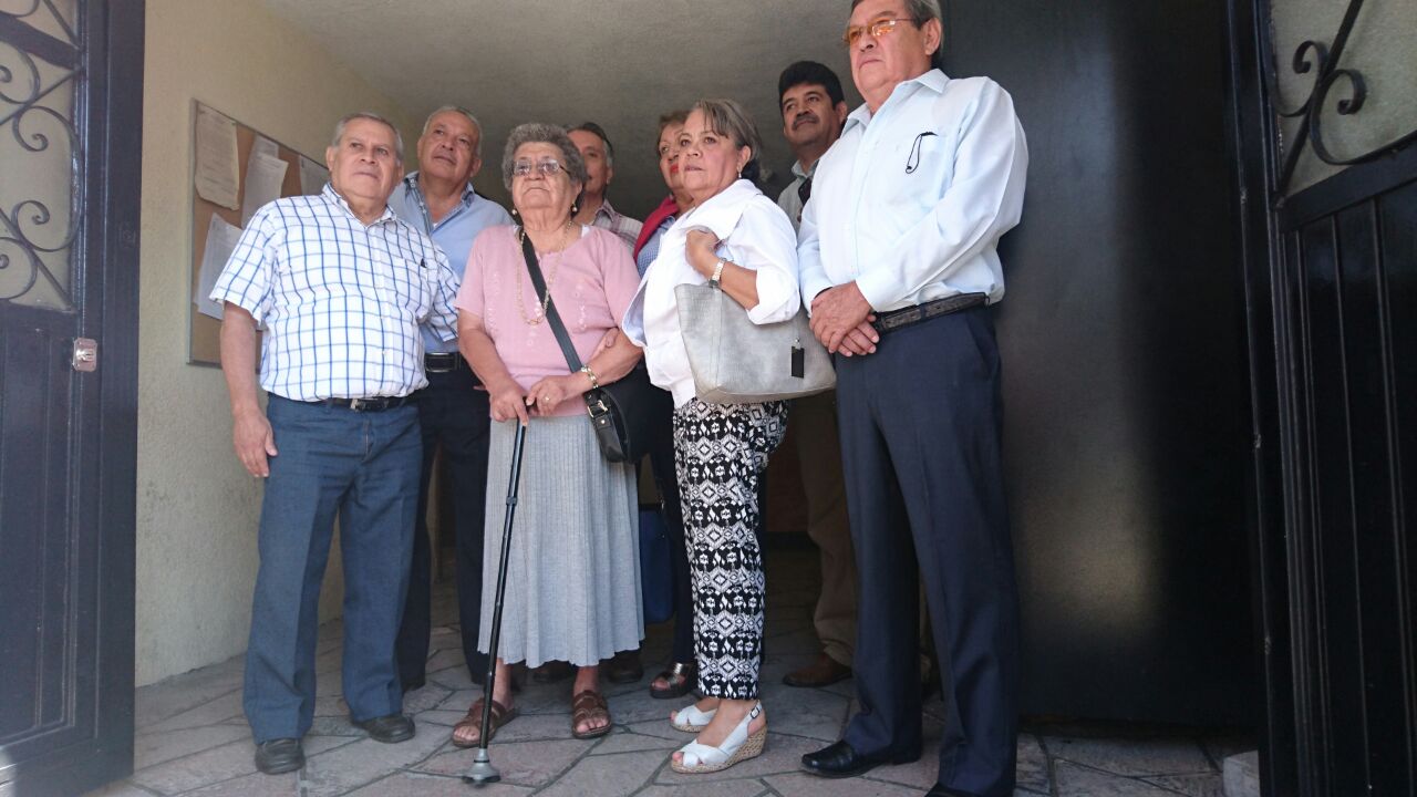 Protestan jubilados por falta de pago de gastos médicos