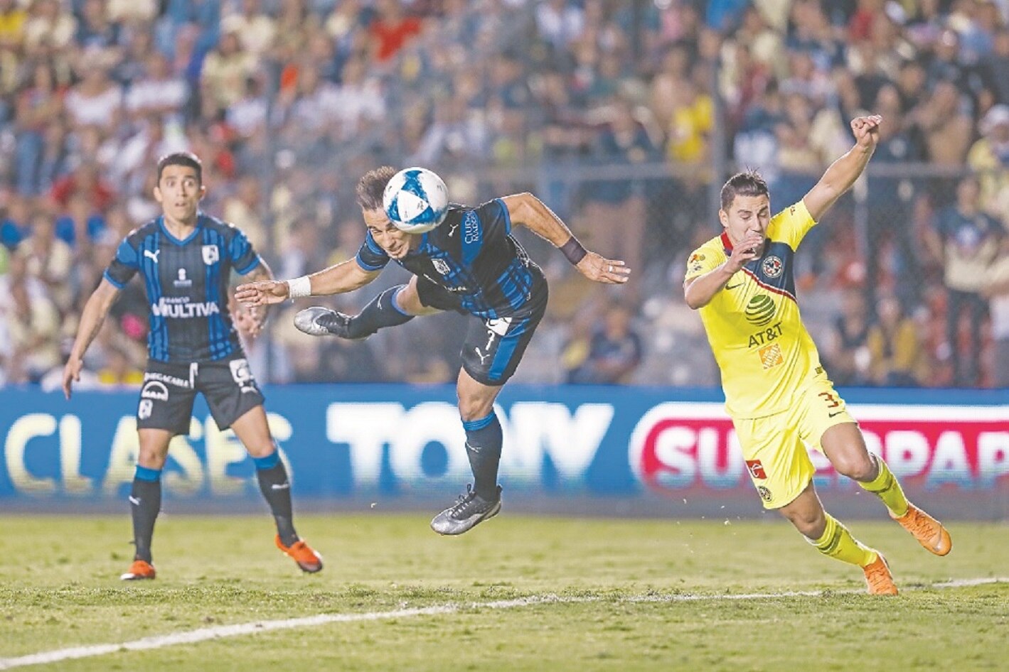 Gallos da la cara ante duro rival
