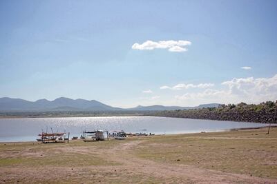 Desalojan negocios de presa 