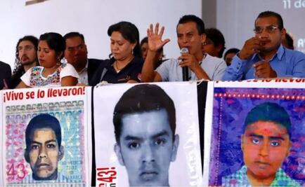 Padres de los 43 acusan con AMLO a Sedena y FGR de volver lento el caso