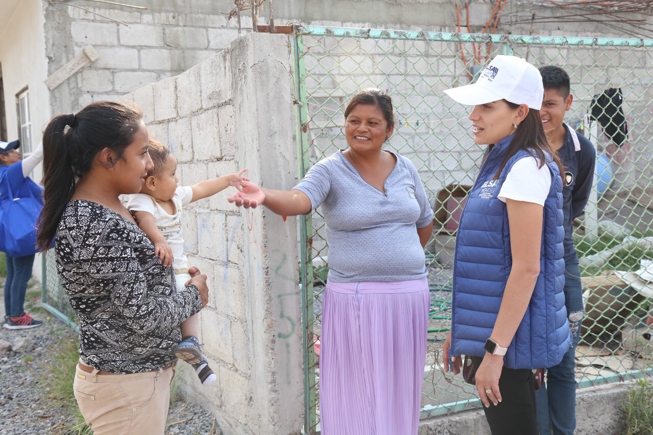 Elsa Méndez dialoga con vecinos de Valle de Santiago