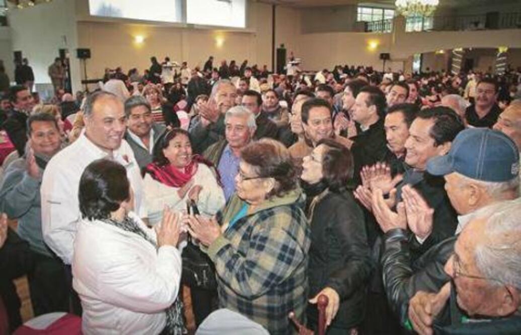 Se reúne edil Roberto Loyola con taxistas