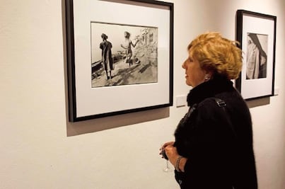 Tonos blancos y negros, en Galería Libertad