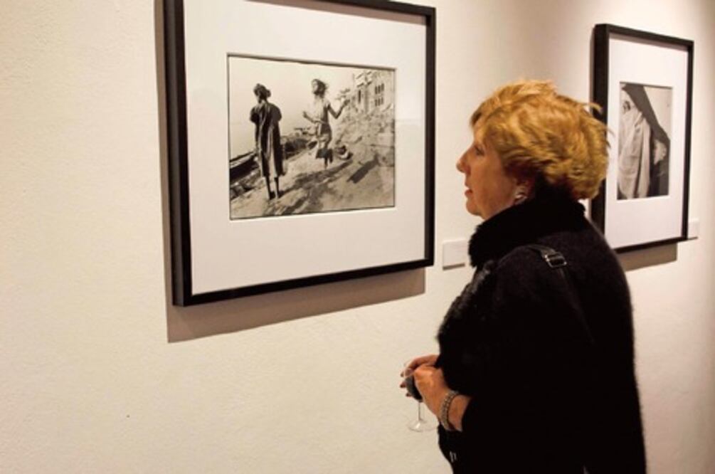 Tonos blancos y negros, en Galería Libertad