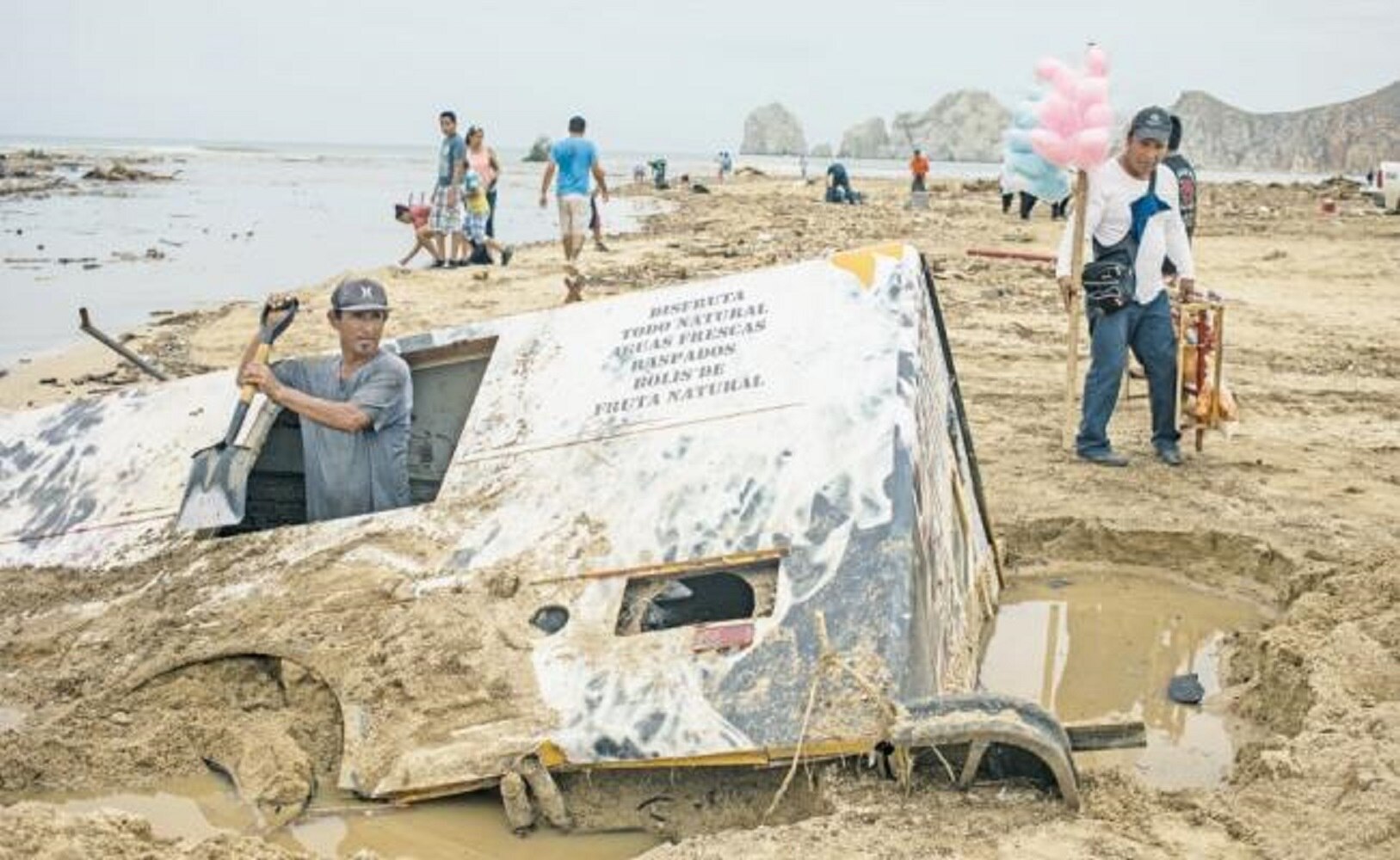 El problema más crítico en la entidad fueron los daños generados a la infraestructura de comunicaciones. El presidente Enrique Peña Nieto informó que la SCT está trabajando en su reconexión. (FERNANDO CASTILLO. MICPHOTOPRESS)