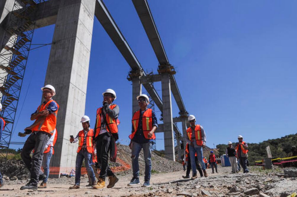 El gobernador de Querétaro, Francisco Domínguez, realizó un recorrido por la s obras de las nueva vialidad que agilizará la circulación en el estado. (RICARDO LUGO. EL UNIVERSAL)