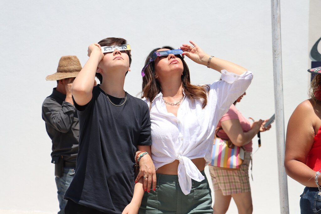 Planetario de Cadereyta recibió a 2 mil personas para ver el eclipse