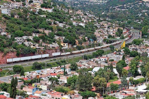 Debate por tren, grilla y guerra sucia