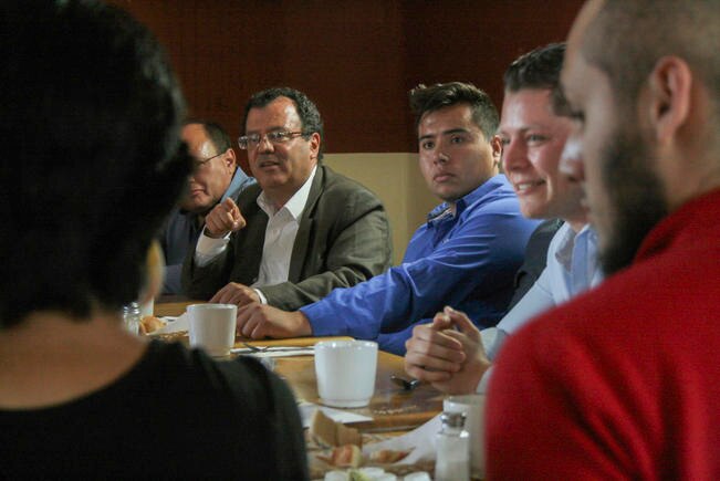 Gilberto Herrera y los jóvenes intercambiaron puntos de vista sobre la necesidad de garantizar una educación de excelencia.