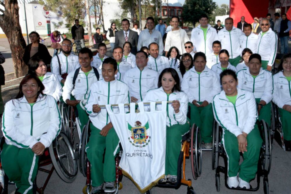 Abanderan a delegación sobre silla de ruedas