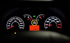 Qué significa el testigo de una A en el tablero de mi auto