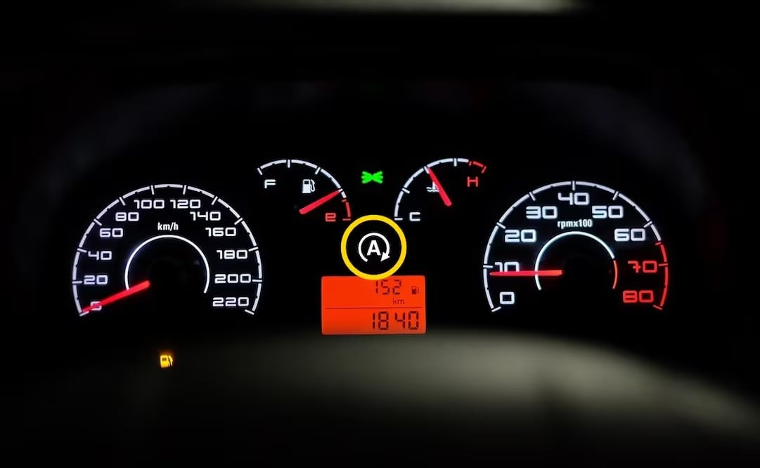 El testigo con forma de letra A comúnmente se incluye en automóviles modernos. Foto: Unsplash